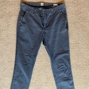 Gap size 4 Girlfriend Chino Cropped Pants